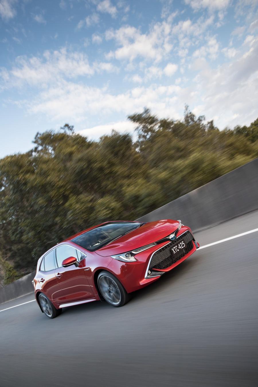  Toyota Corolla ZR Hybrid 2018 года  (AU) (фото 17 из 30)
